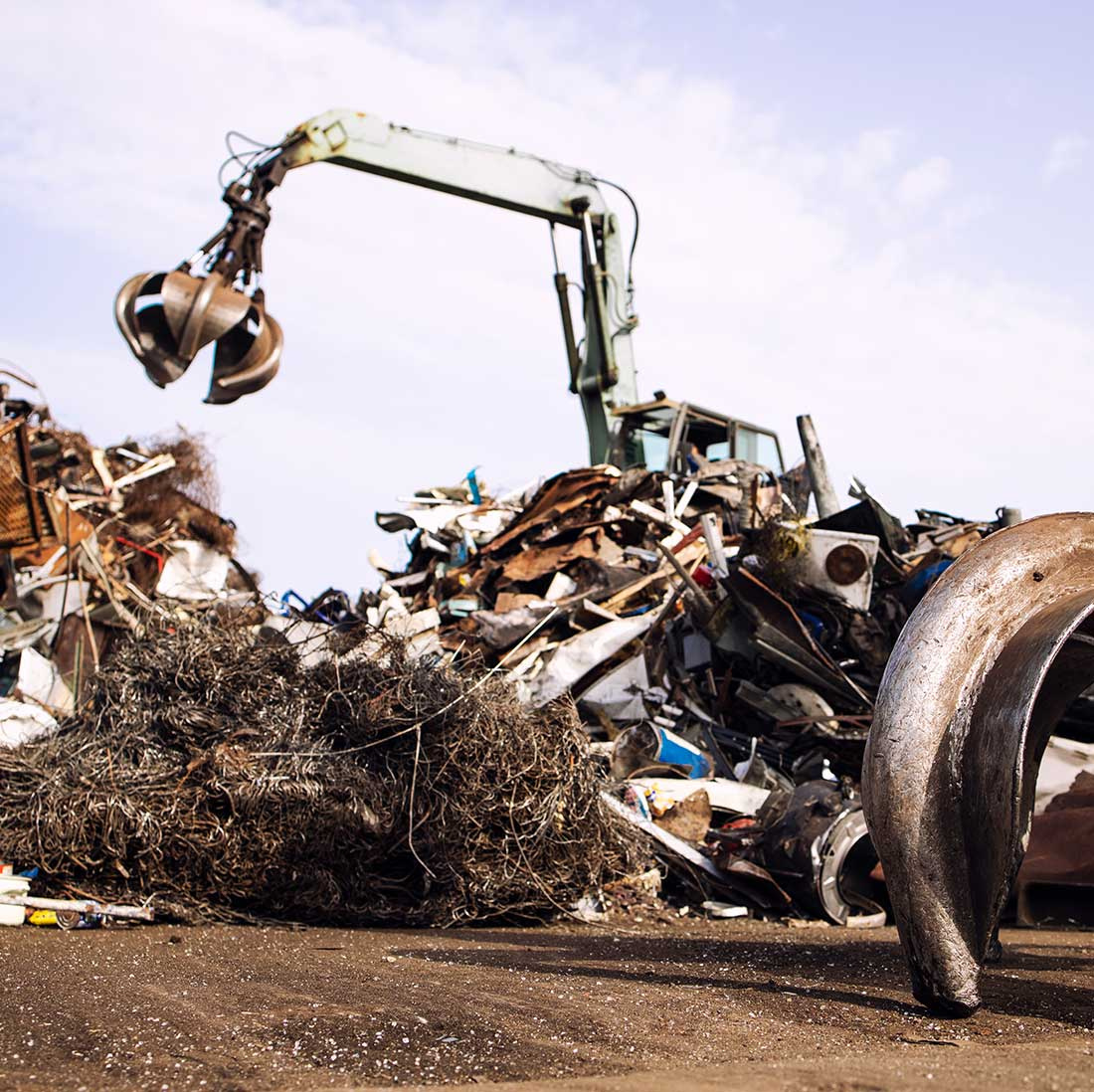 Stroj nakladajúci kovový odpad