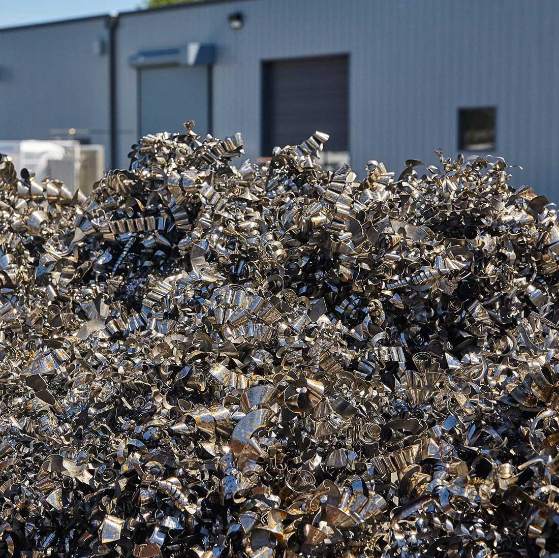 Veľké množstvo kovového odpadu pripraveného na spracovanie